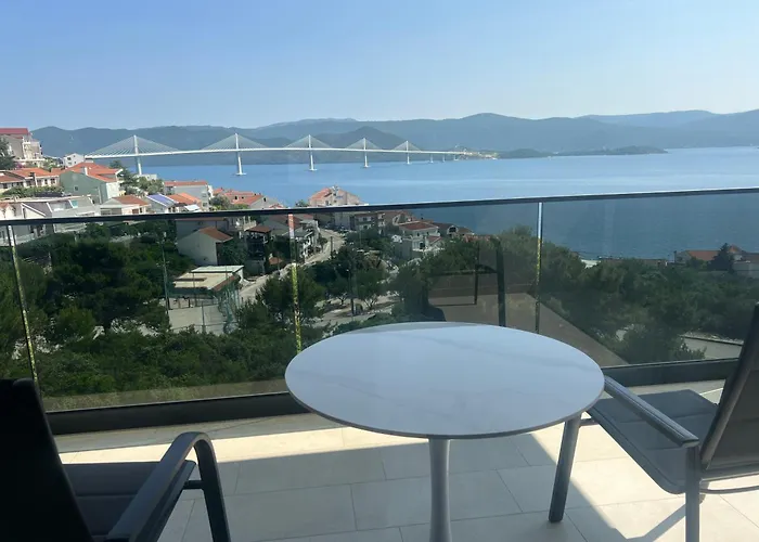 アパート Kristina コマルナ