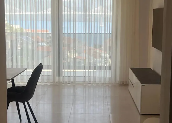 アパート Kristina コマルナ