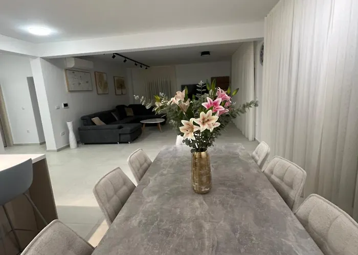 Kristina アパート コマルナ