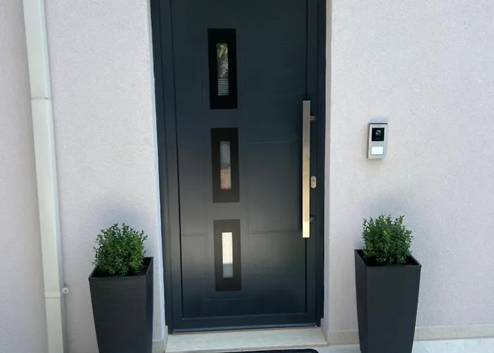 アパート Kristina コマルナ