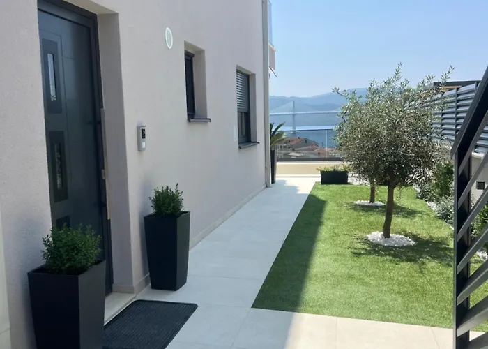 アパート Kristina コマルナ